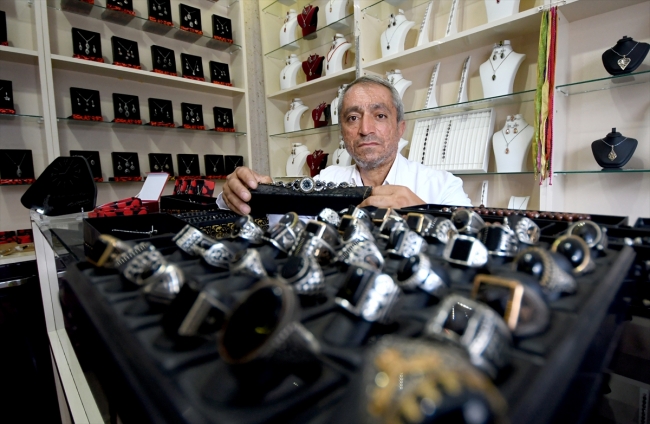 "Siyah inci" ustasının ellerinde şekilleniyor